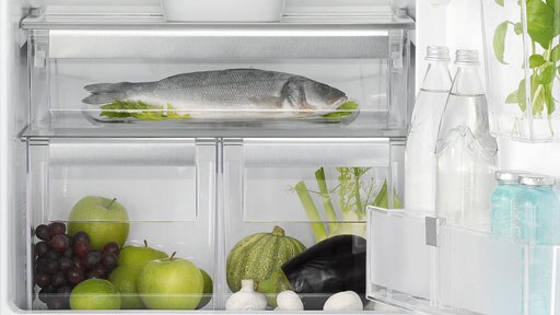 Zbliżenie na lodówkę Electrolux FreshPlus z produktami na wszystkich półkach