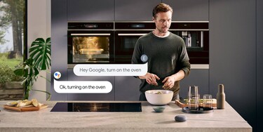 mężczyzna korzystający z aplikacji google home