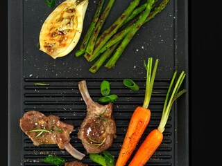 Jagnięcina i marchewki przygotowywane na grillu Plancha