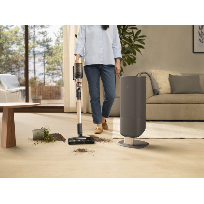 Powerful cordless cleaner with automatic emptying station.