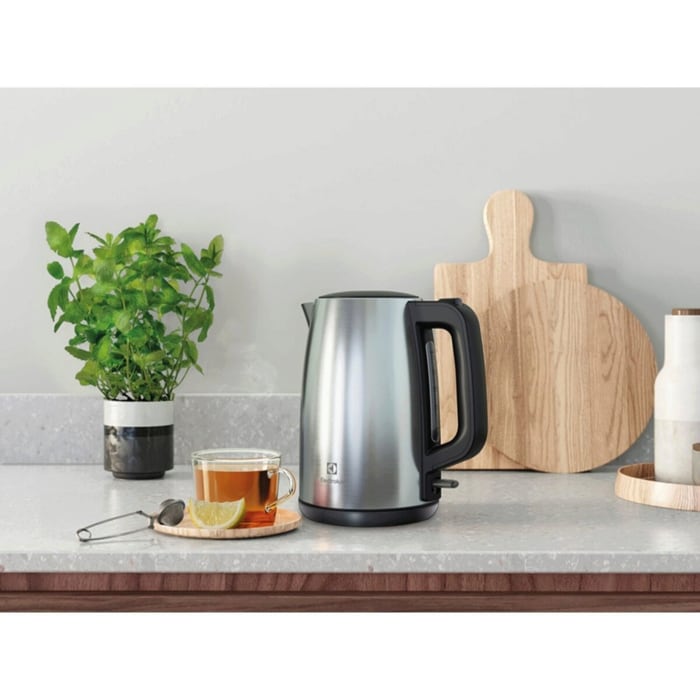 A photo of a steel kettle Create 3 next to a glass of tea