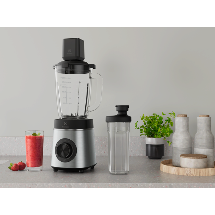 Table blender E6VB1-8ST on the kitchen table next do delicious dish