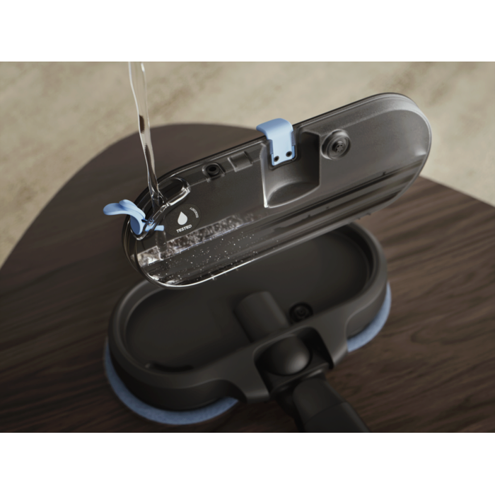 The integrated water tank can be easily filled with water for extra powerful floor mopping. 