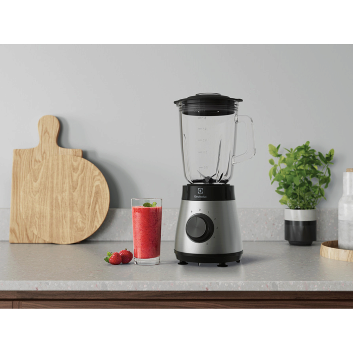 Table blender E4TB1-6ST on the kitchen table next to delicious dish