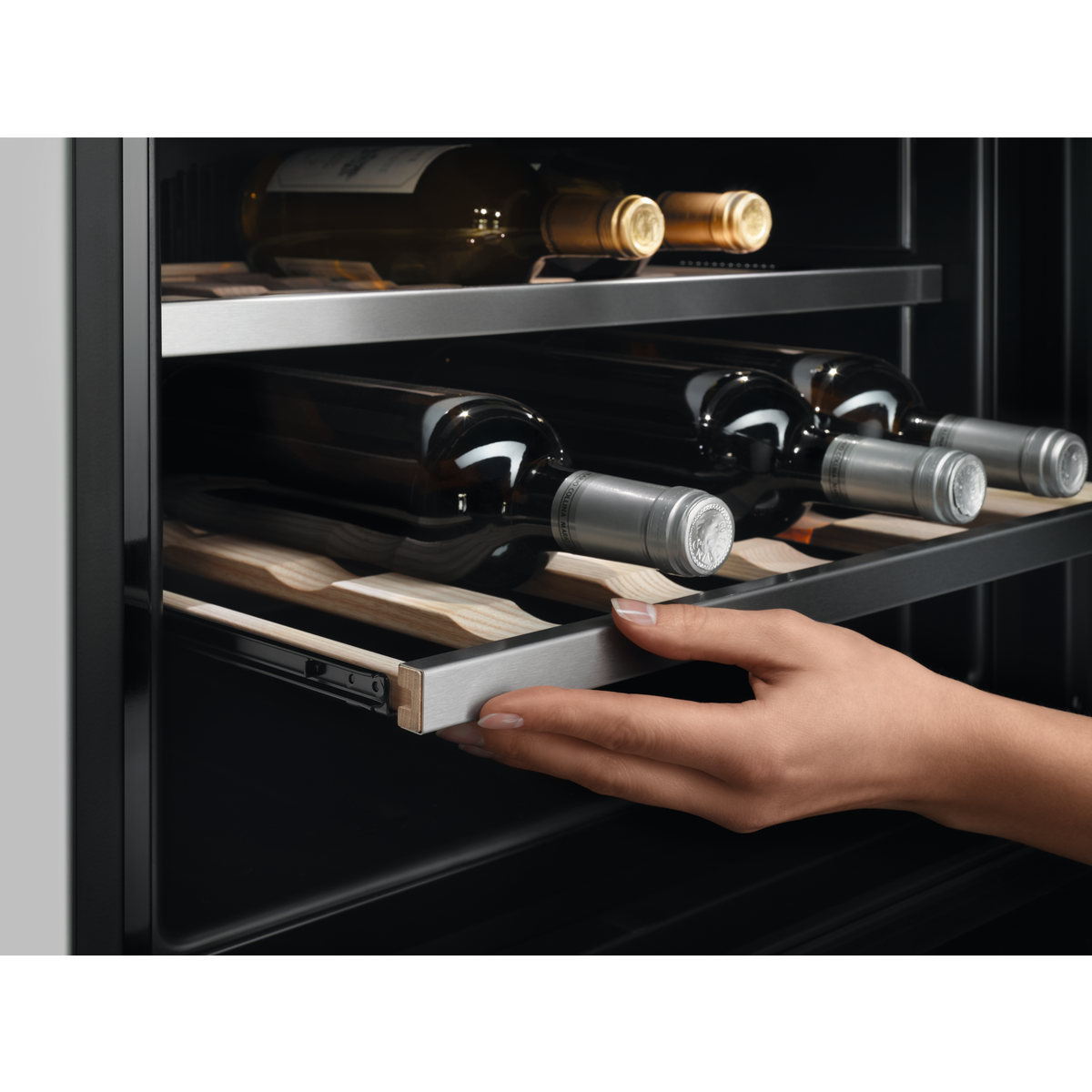 Electrolux - Kompaktowa chłodziarka do wina - KBW5X