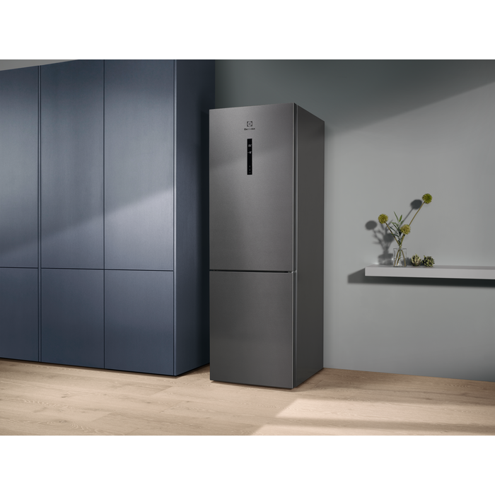 Electrolux - Lodówka wolnostojąca - LNC7ME32X3