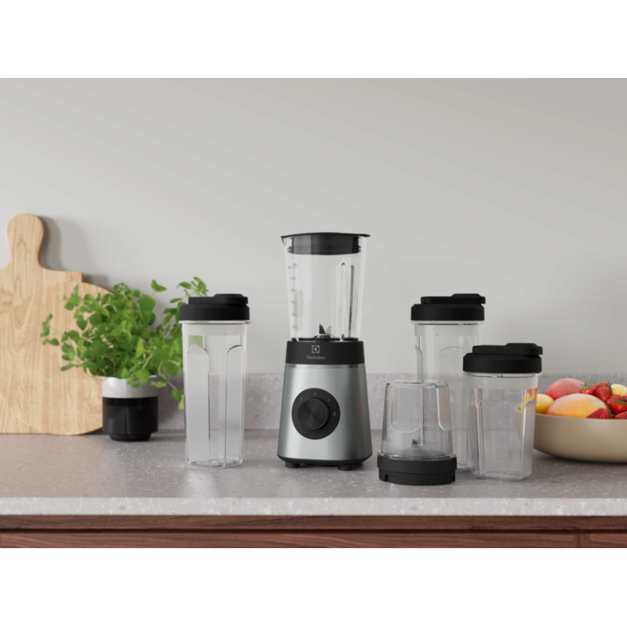 Table blender E4CB1-6ST on the kitchen table next do delicious dish