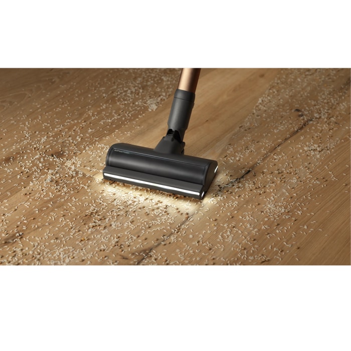 AllFloor Power Nozzle captures up to 100% of dust.* Powerful and fast.
*Based on IEC 62885-2 section 5.3 Avg. Debris, Resilient HardFloor (both directions) comparing 1 double stroke (2.8’’) and 3 double strokes (8.4”) 