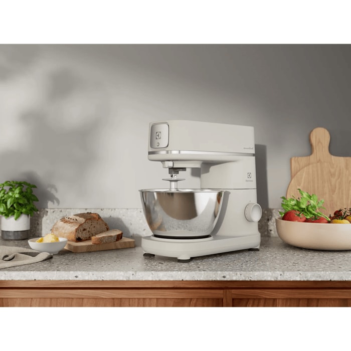 Pearl kitchen machine E6KM1-4OWT on the kitchen table