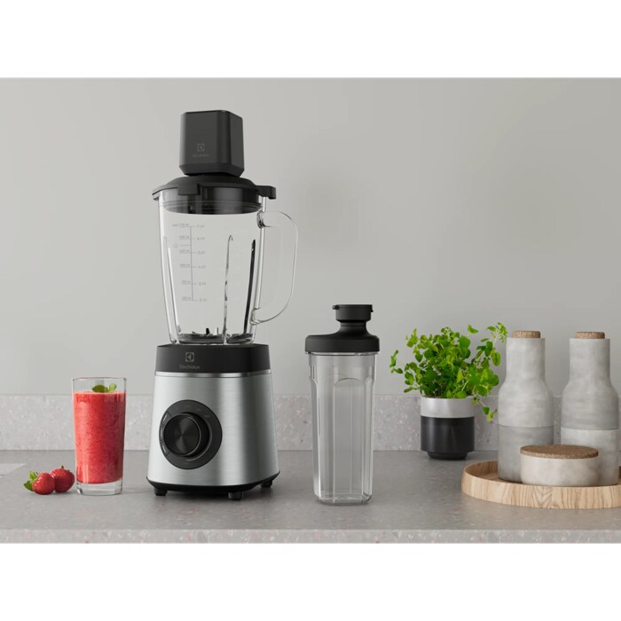 Table blender E6VB1-8ST on the kitchen table next do delicious dish
