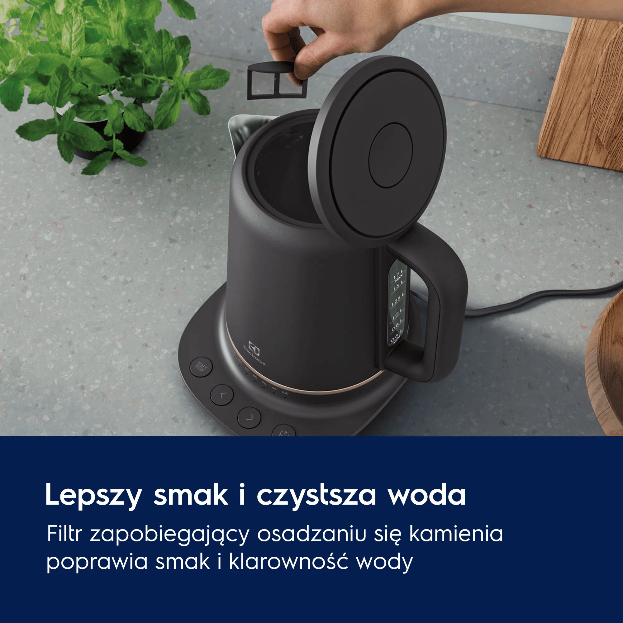 A photo of a black kettle showing the advantages of the filter