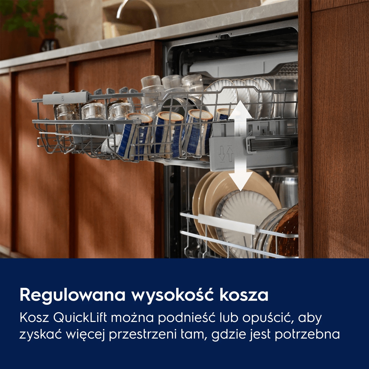 Regulowana wysokość kosza Kosz QuickLift można podnieść lub opuścić, aby zyskać więcej przestrzeni tam, gdzie jest potrzebna.
