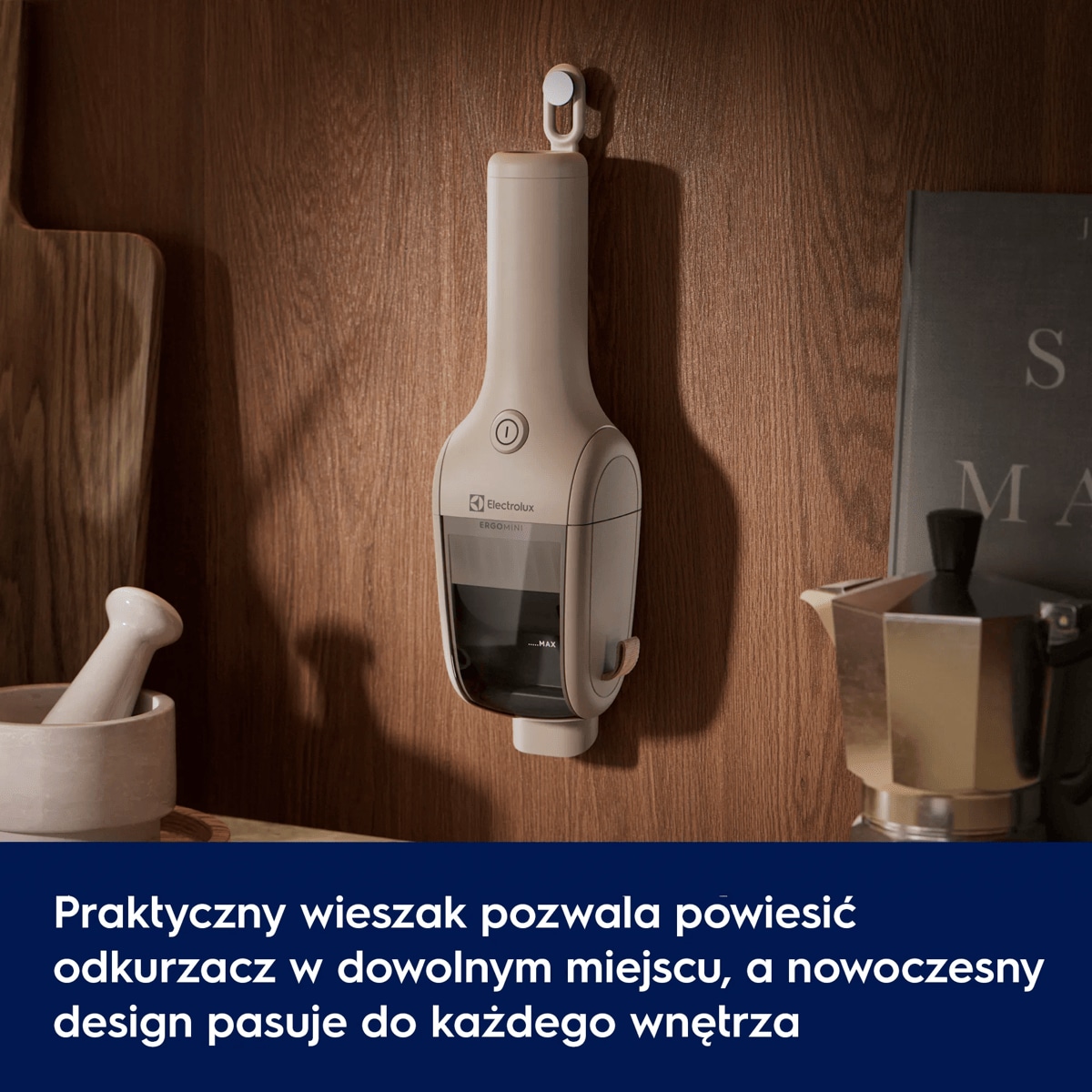 Praktyczny wieszak pozwala powiesić odkurzacz w dowolnym miejscu, a nowoczesny design pasuje do każdego wnętrza