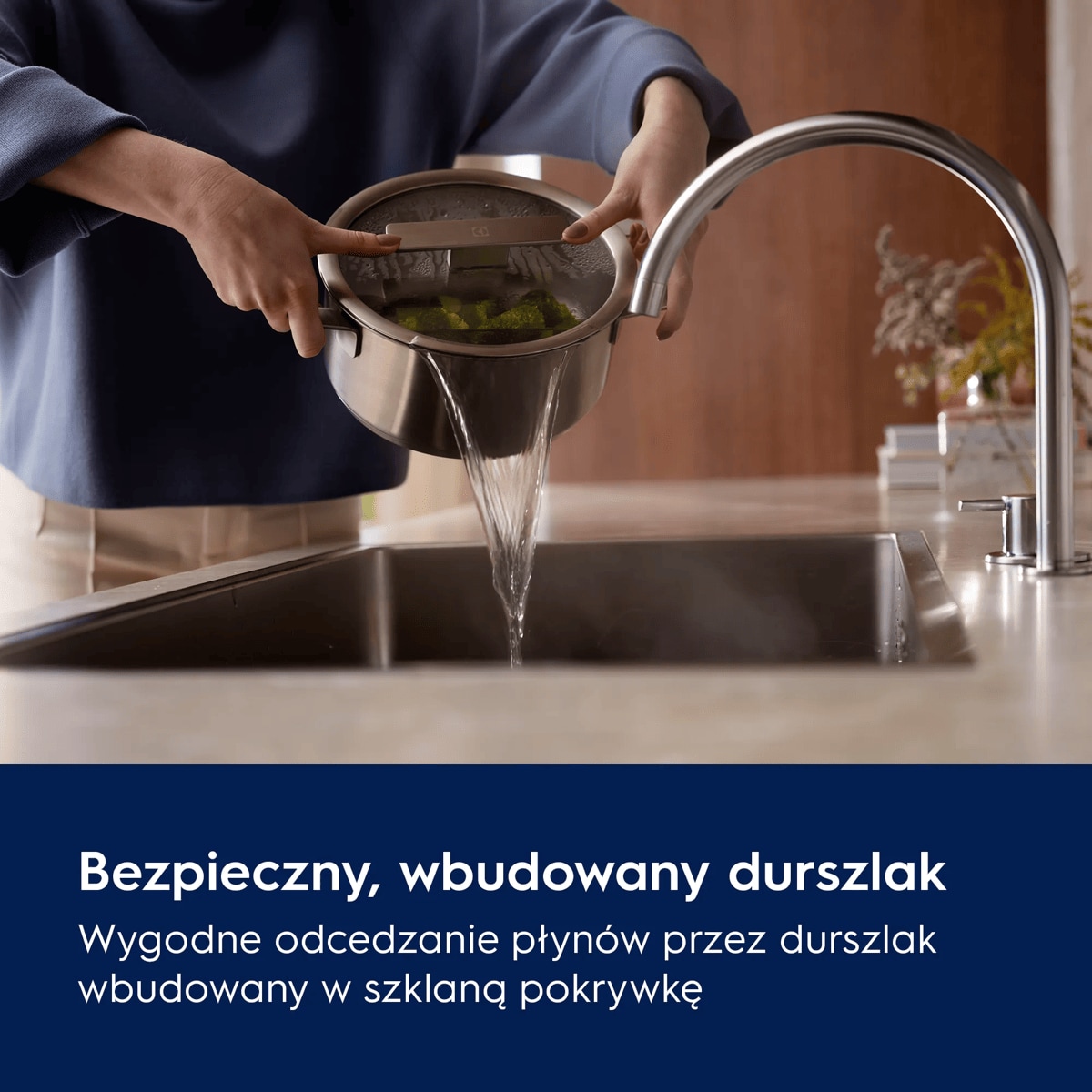 Bezpieczny, wbudowany durszlak Wygodne odcedzanie płynów przez durszlak wbudowany w szklaną pokrywkę