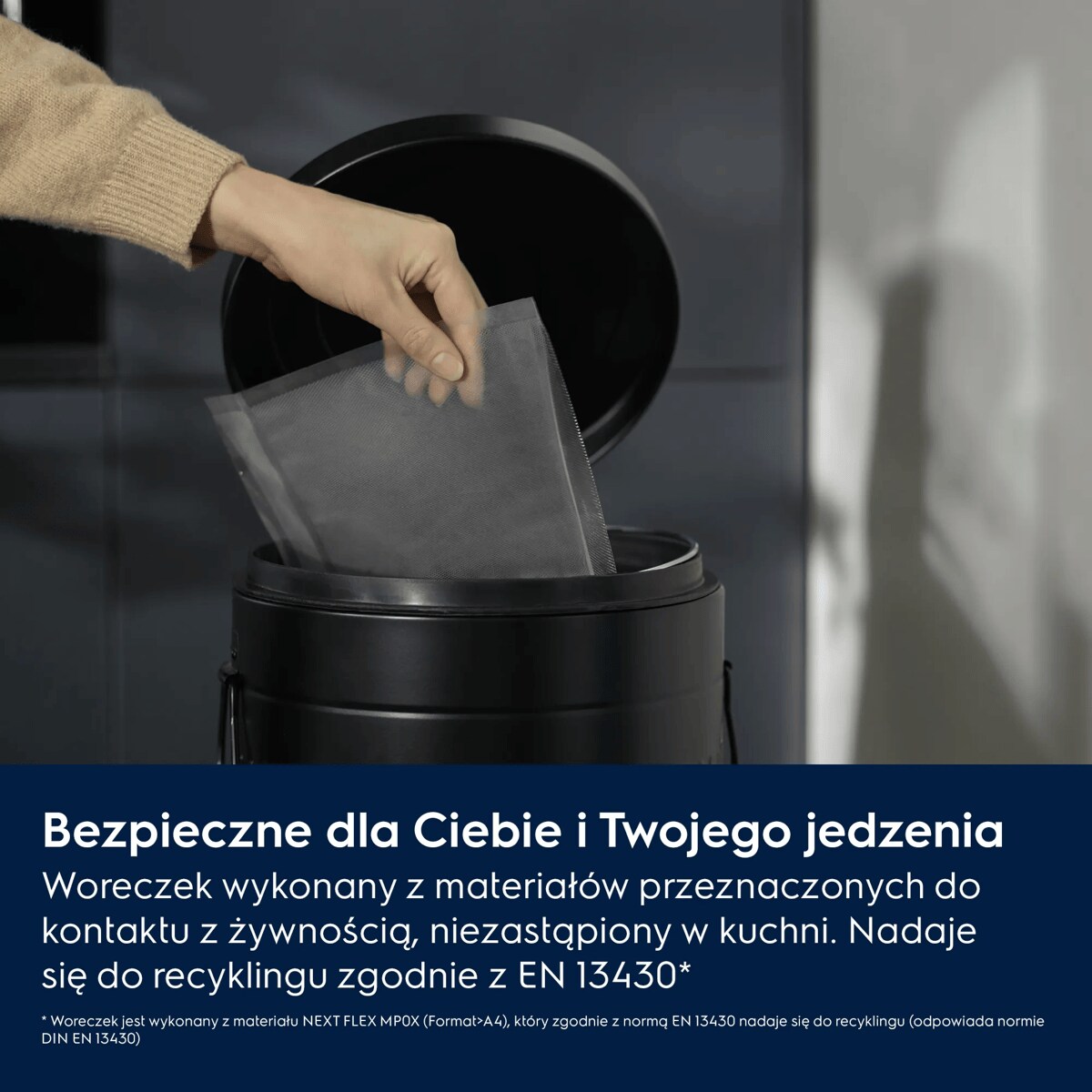 Bezpieczne dla Ciebie i Twojego jedzenia Woreczek wykonany z materiałów przeznaczonych do kontaktu z żywnością, niezastąpiony w kuchni. Nadaje się do recyklingu zgodnie z EN 13430*.    * Woreczek jest wykonany z materiału NEXT FLEX MP0X (Format>A4), który zgodnie z normą EN 13430 nadaje się do recyklingu (odpowiada normie DIN EN 13430).