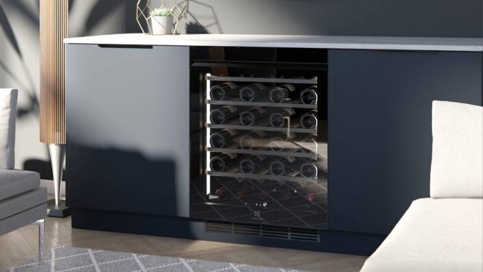 Chłodziarka do wina zainstalowana pod blatem kuchennym