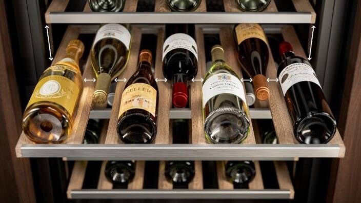Wino na półkach w szafce