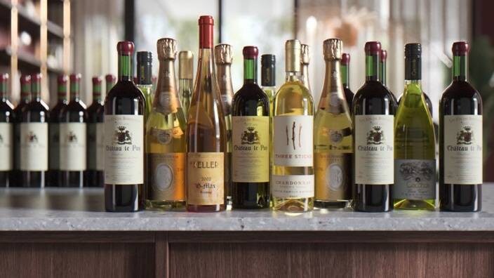 Butelki wina na blacie kuchennym