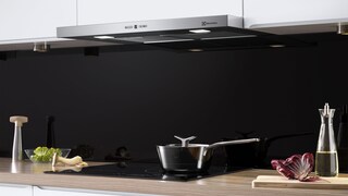 Okap kuchenny Electrolux nad garnkiem na płycie indukcyjnej