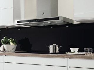 Okap kuchenny Electrolux który wysuwa się z powierzchni blatu