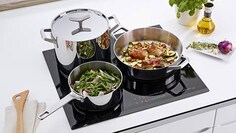 Naczynia z kolekcji Electrolux Infinite Chef na płycie indukcyjnej