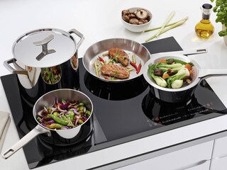 Mięso i warzywa przyrządzone z wykorzystaniem patelni, rondla do smażenia sauté oraz sita stożkowego z kolekcji Infinite Chef
