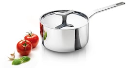Świeże pomidory i czosnek w rondlu Infinite Chef