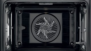 Czyste wnętrze piekarnika Electrolux