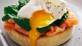  z wędzonych łososiem, szpinakiem i jajkiem na miękko