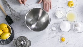 Przygotowane produkty do pieczenia bezy cytrynowej