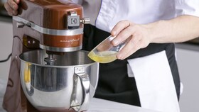 Szef kuchni Electrolux dodający powoli składniki na bezę