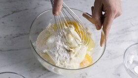 Cukiernik współpracujący z firmą Electrolux łączy wszystkie składniki masy