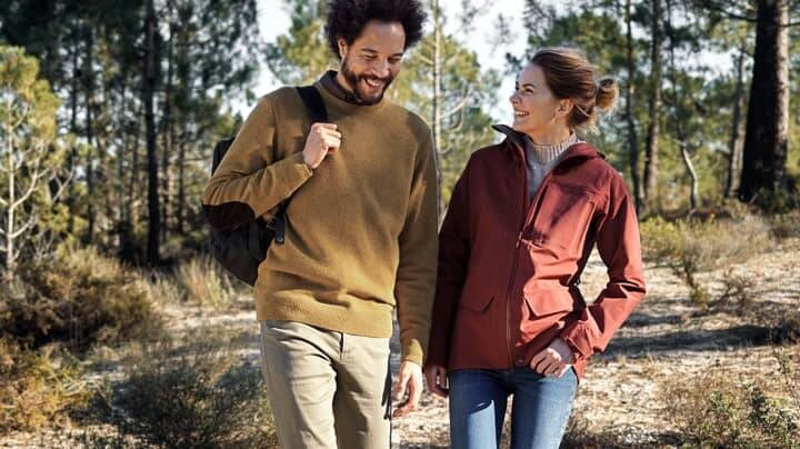 Dwie osoby spacerujące po lesie