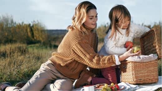 Kobieta i dziewczynka podczas pikniku