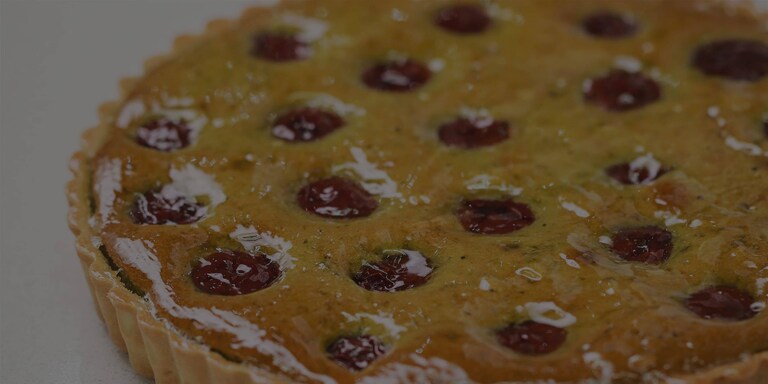 Tarta o smaku matcha z wiśniami
