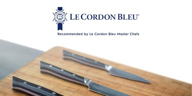 noże na desce kuchennej