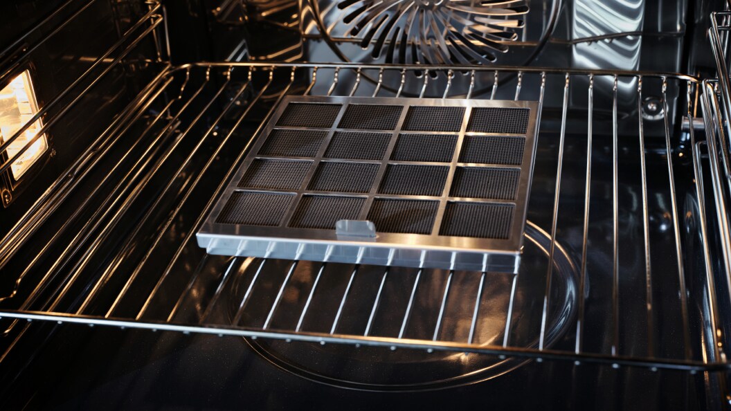Filtr węglowy Electrolux w piekarniku.