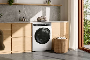 Pralka Electrolux w jasno oświetlonej pralni.