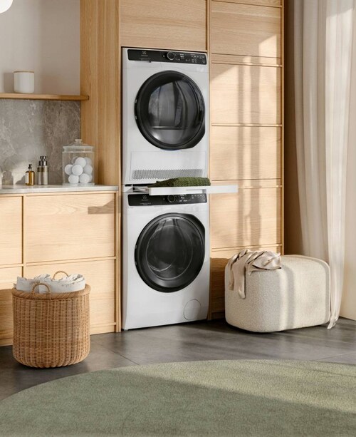 Suszarka bębnowa i pralka Electrolux ustawione jedna na drugiej w jasno oświetlonym miejscu.
