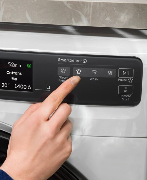 Osoba korzystająca z panelu sterowania na pralce Electrolux.
