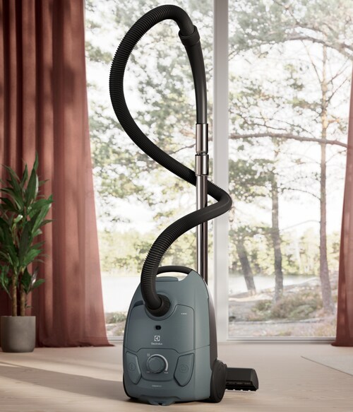 Odkurzacz workowy 500 od Electrolux w jasnym salonie.