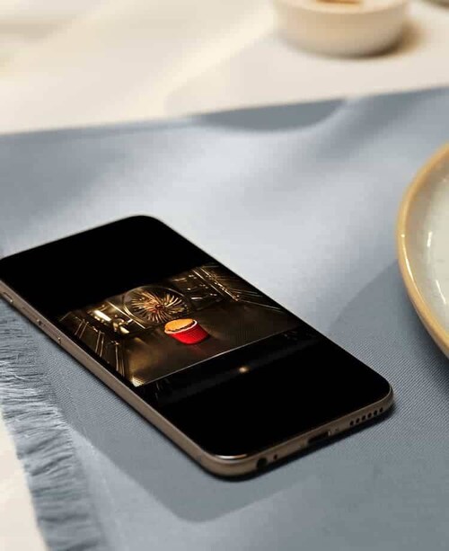 Smartfon położony na blacie