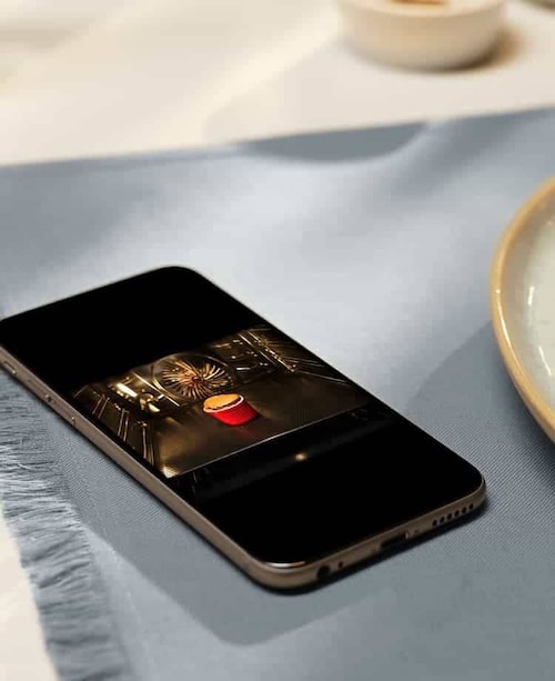 Smartfon położony na blacie