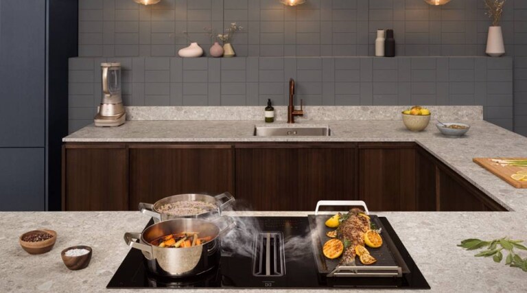 Garnki na płycie grzewczej w kuchni