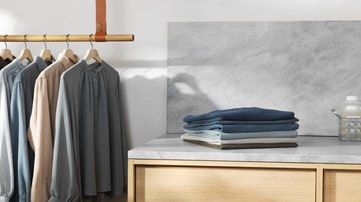Ubrania złożone wraz z wiszącymi ubraniami