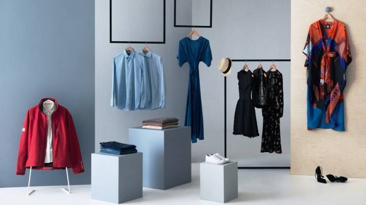 Dobrze uporządkowana szafa z sukienkami i kurtkami