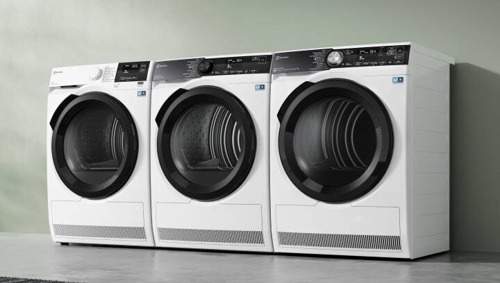 Trzy różne suszarki bębnowe Electrolux umieszczone obok siebie