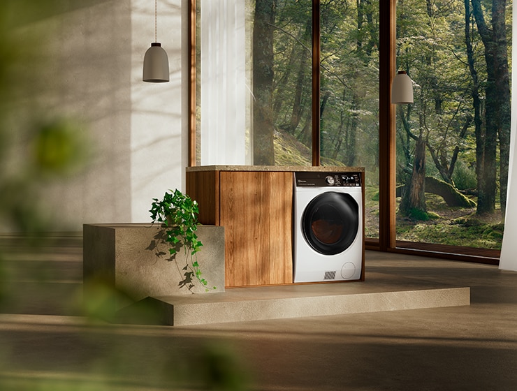 Pralka w pokoju z dużym oknem z tyłu.