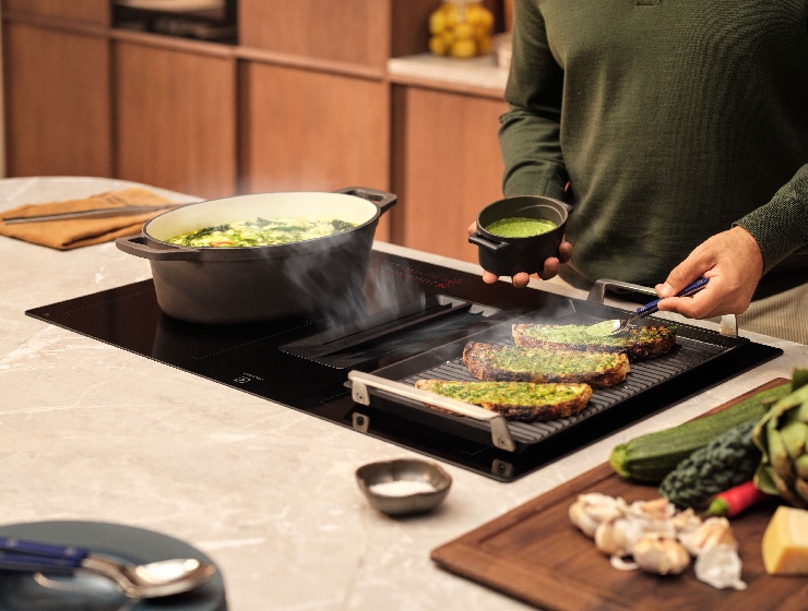 Mężczyzna gotujący jedzenie