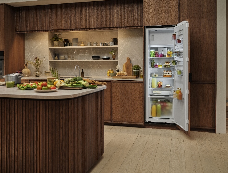 Widok kuchni z otwartą lodówką z tyłu